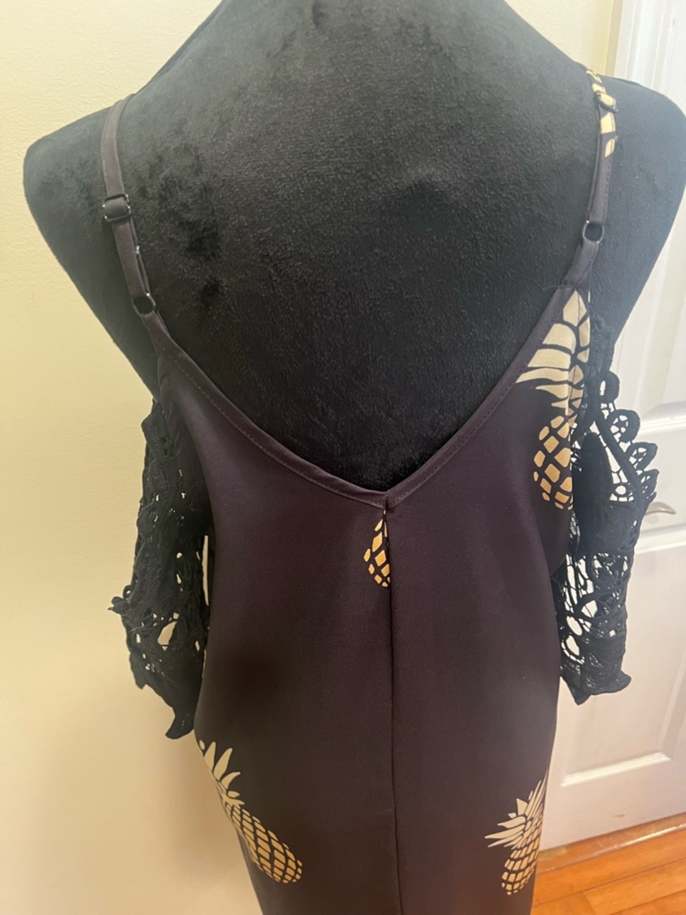 Black Pineapple Print Dress Adjustable Straps Lace Sleeve
Medium Boho - Picture 9 of 15